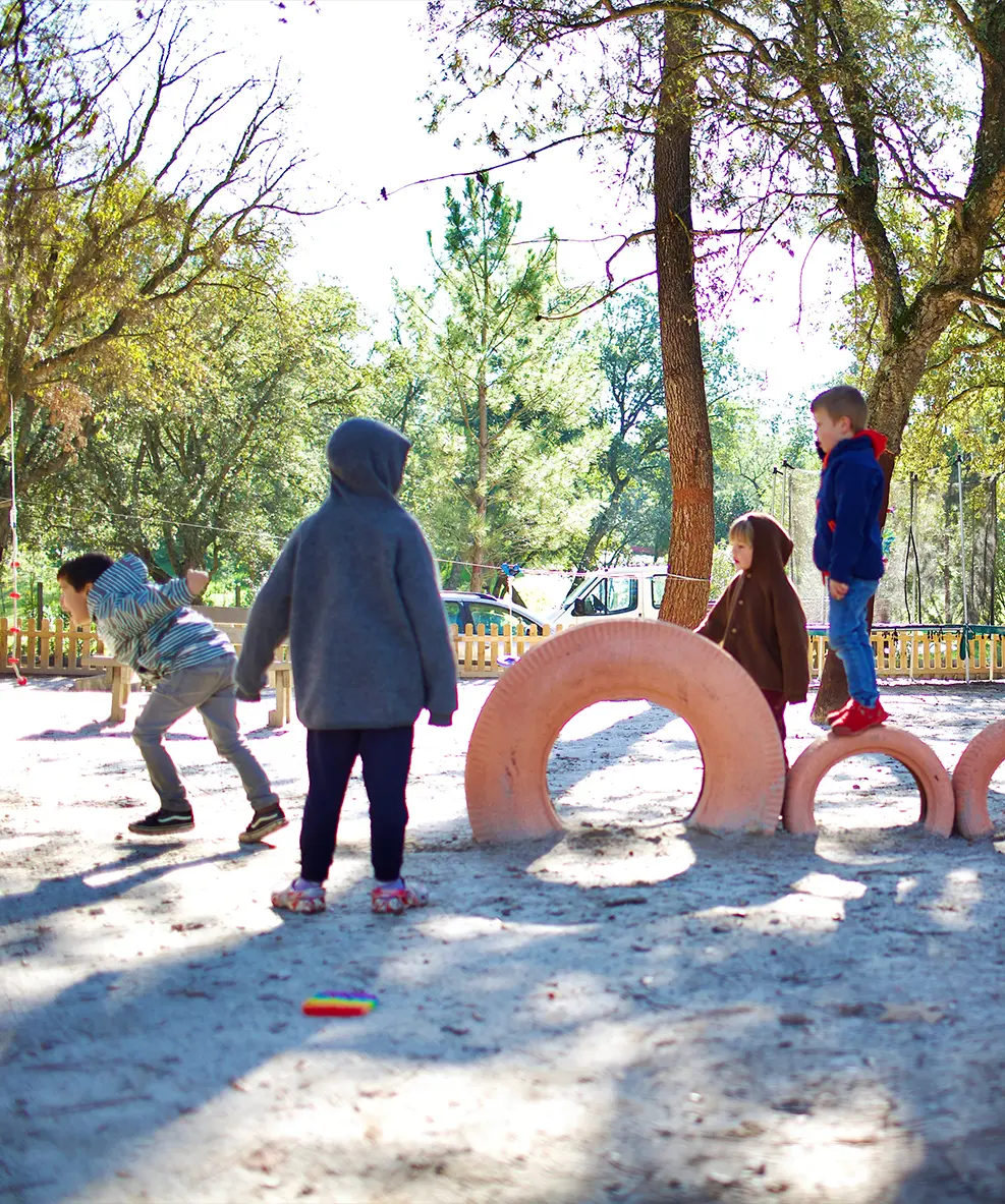 Crianças a brincar no jardim d'A Quinta Seixal